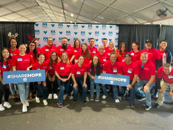 Bright Beginnings - imagen de un padre y su hijo sonriendo mientras leen un libro