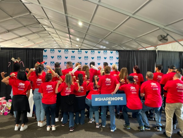 Bright Beginnings - imagen de un padre y su hijo sonriendo mientras leen un libro