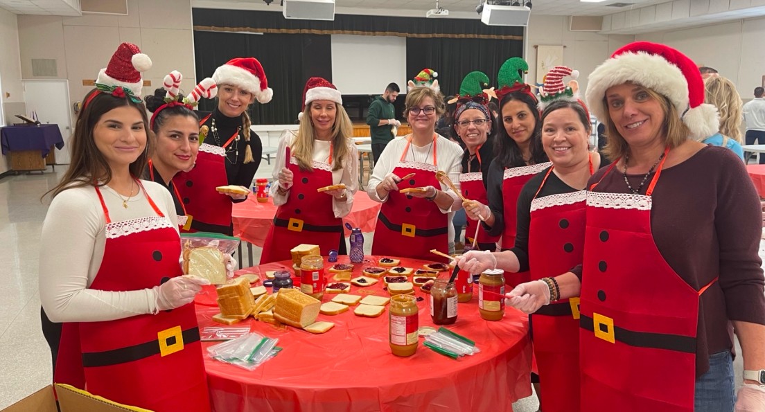 Bright Beginnings - imagen de un padre y su hijo sonriendo mientras leen un libro