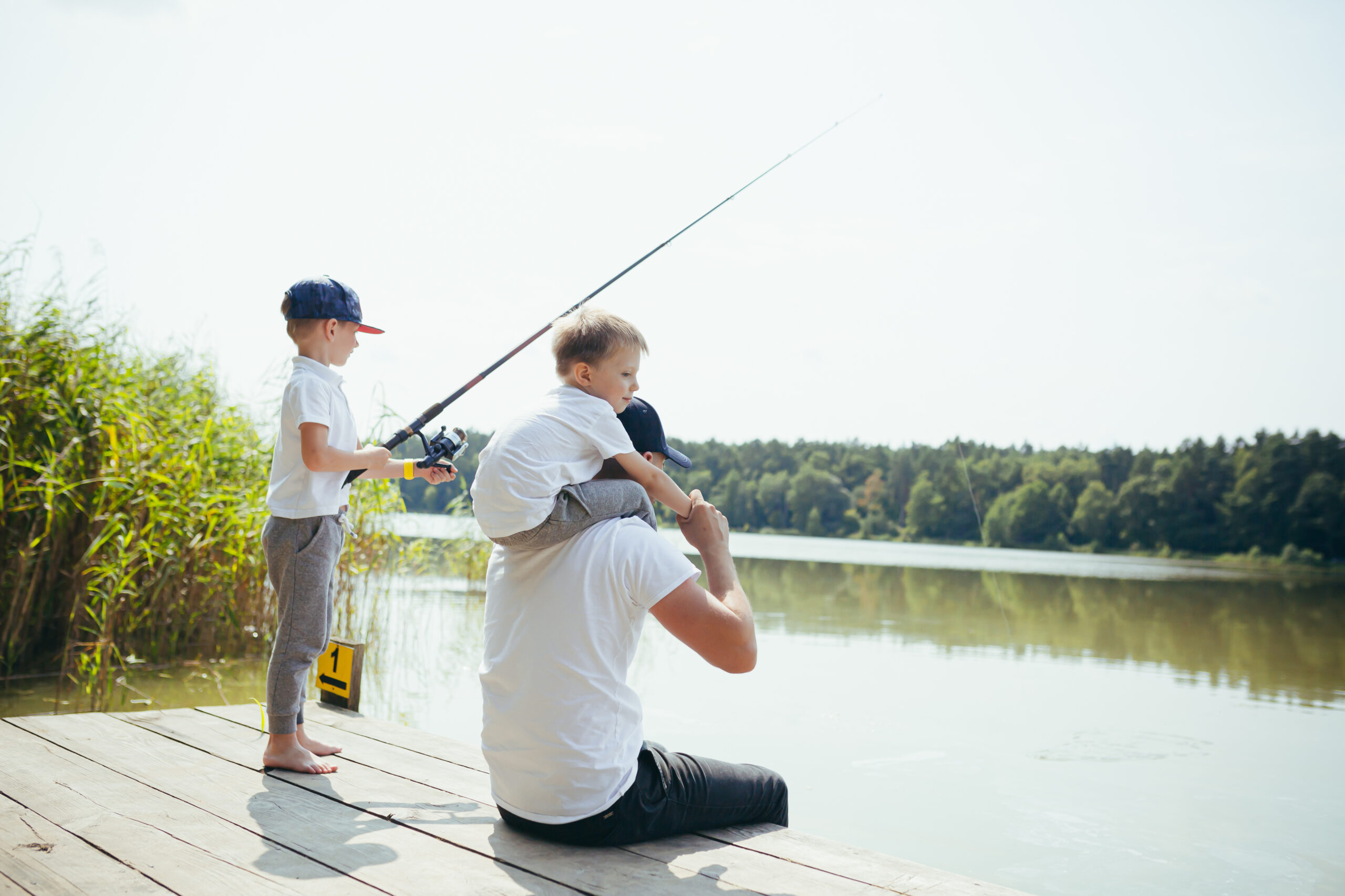 Familia pescando en un lago en el centro de Florida.
