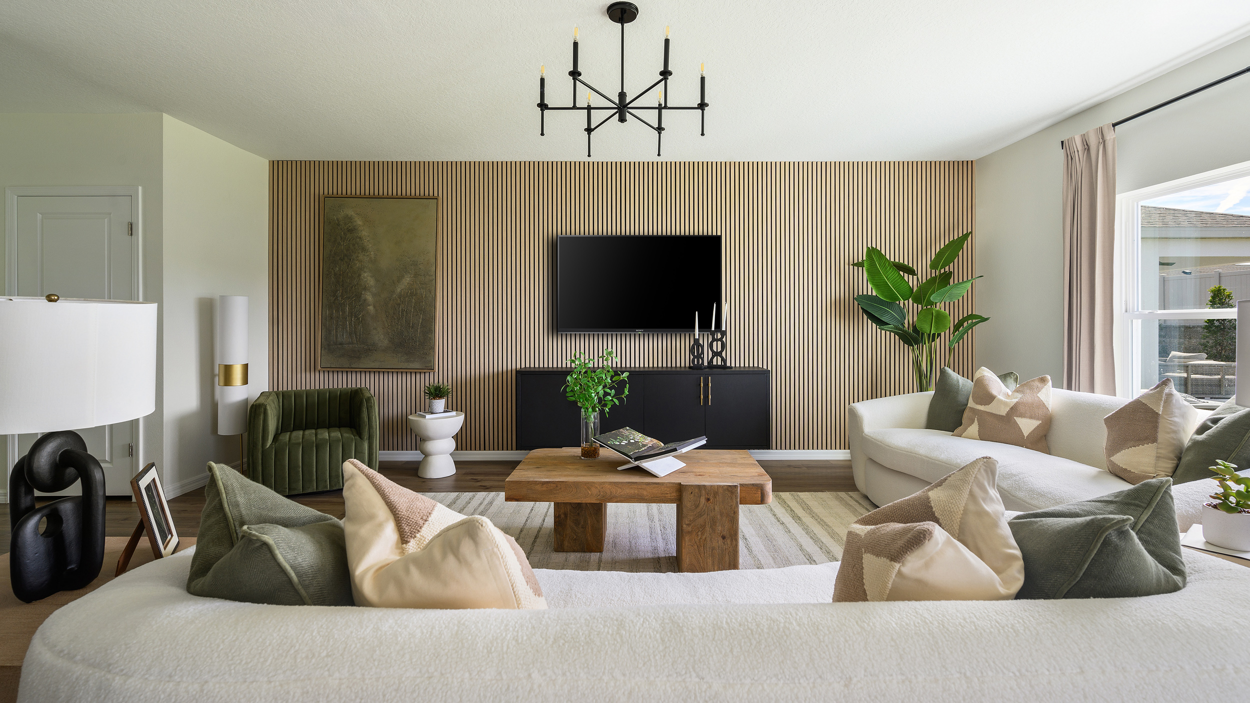 Sala de estar moderna de Casa Fresca con diseño abierto, luz natural y las ventajas de Casa Fresca en cuanto a diseño y calidad.