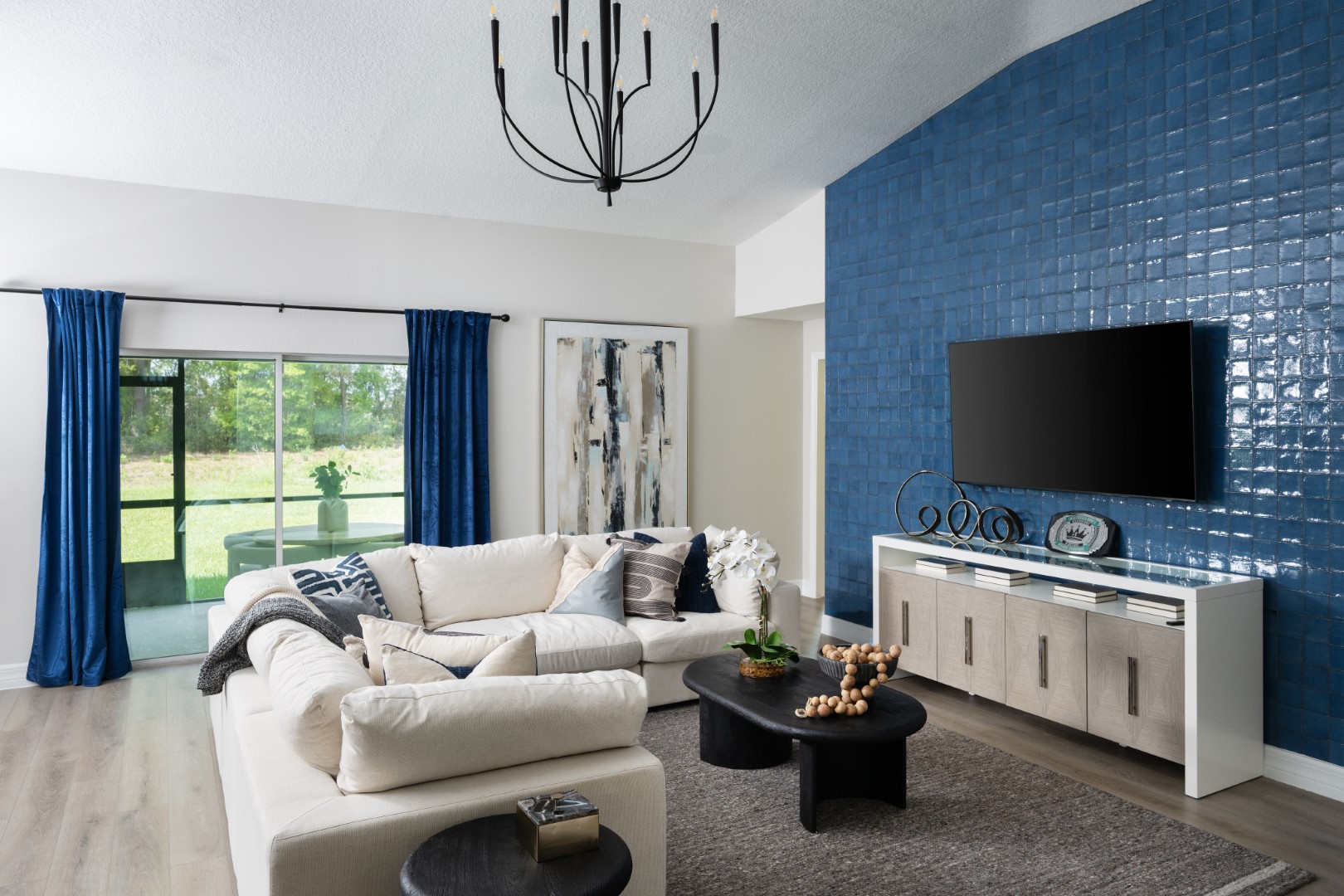 Elegante interior de la casa modelo Palmetto en Cherrywood Preserve, donde los visitantes recorren las nuevas viviendas durante la exposición de automóviles Cherrywood en Ocala.