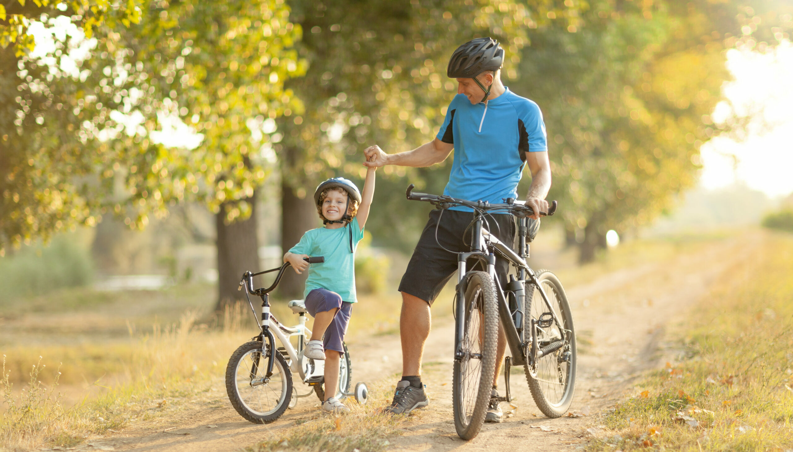 Un padre y su hijo montando en bicicleta en un día soleado, lo que pone de relieve las cosas que se pueden hacer cerca de Wimauma y las actividades al aire libre para toda la familia.